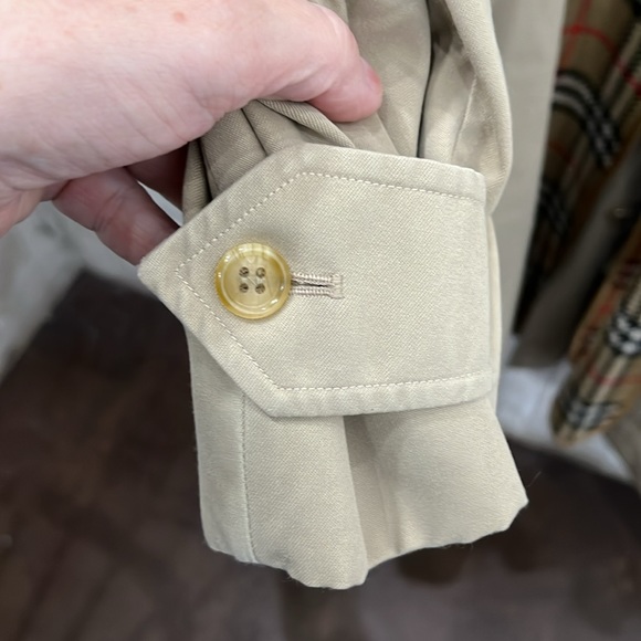 Men’s Burberry double lined trench coat Size L button closure. Pre owned - Picture 10 of 12